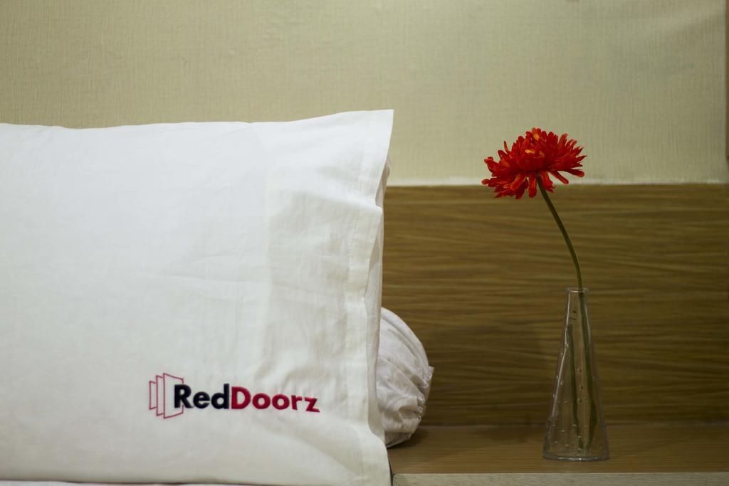 Отель Reddoorz @ Klender Джакарта Экстерьер фото