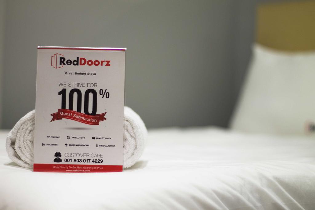 Отель Reddoorz @ Klender Джакарта Экстерьер фото